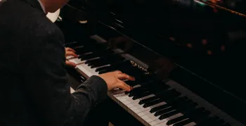 První podzimní večery u piána v Lavite ve Zlíně